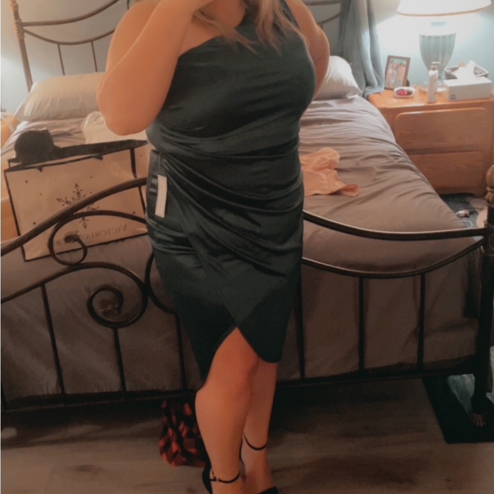 Premier Amour One Shoulder Asymmetrical Satin Dress - Emerald Green